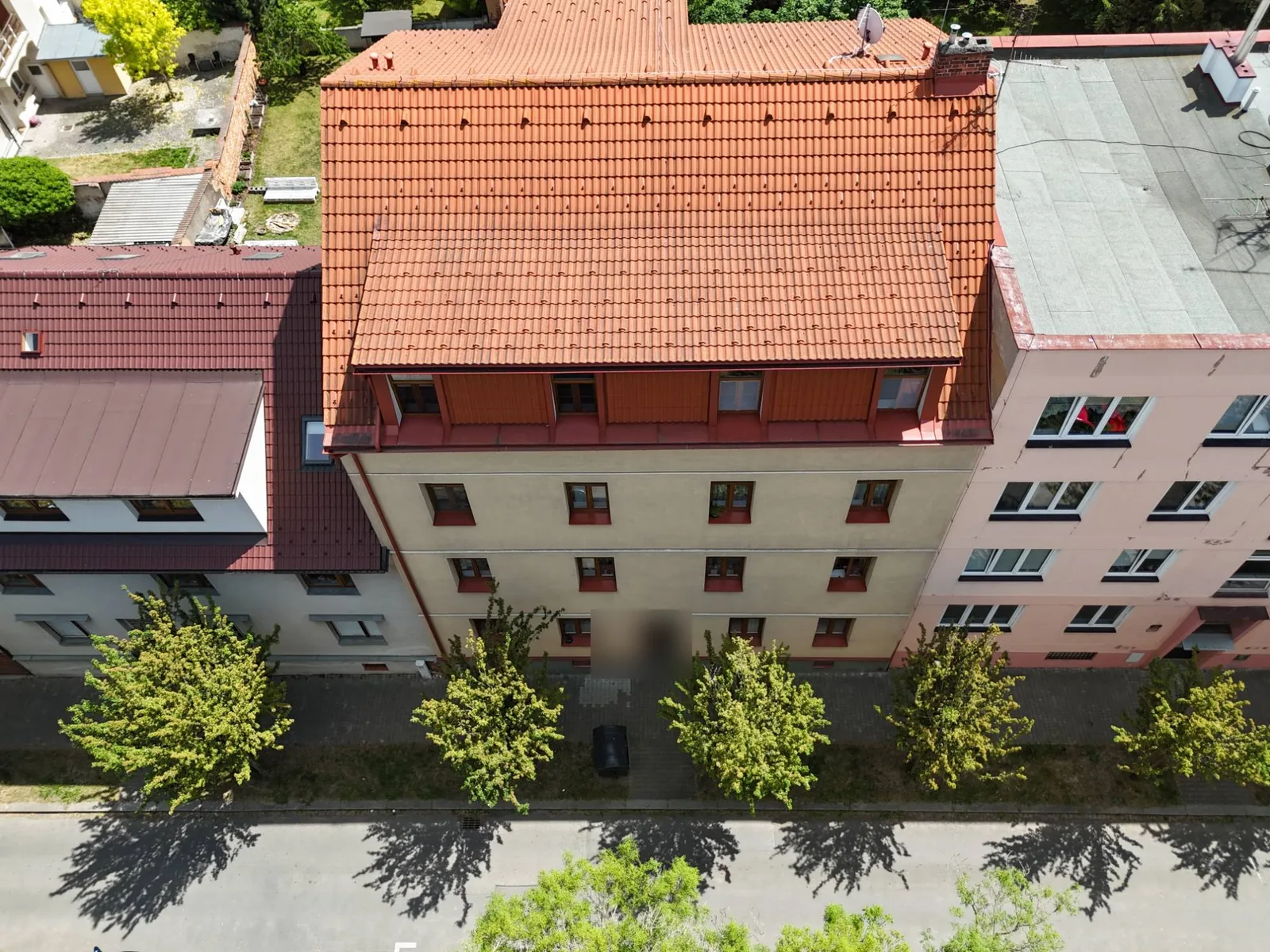 Činžovní dům z ptačí perspektivy od ulice
